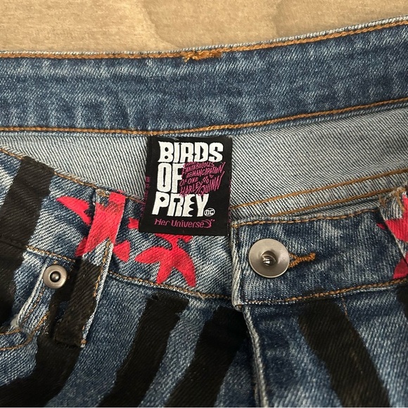 Hot Topic Birds of Prey Jean Shorts - Picture 3 of 5